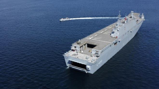 Dnyann ilk silahl insansz hava arac (SHA) gemisi, Trkiye'nin de en byk askeri gemisi TCG Anadolu donanmann hizmetine giriyor.