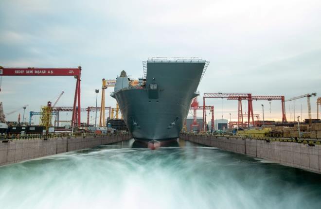 Geminin uu gvertesinde 10 helikopter veya 11 adet SHA konulandrlabilecek, hangarda ise 19 helikopter veya 30 SHA tanabilecek. Gemi, 1223 personele ev sahiplii yapacak.    Gemide, tam teekkll hastane imkan ve 2 ameliyathane de bulunuyor.