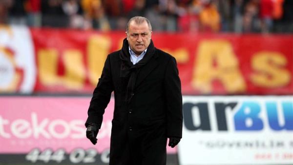 Galatasaray'a futbolcu olarak ilk geldii dnemde forvet oyuncusu olduu hatrlatlan Fatih Terim, bu konu hakknda samimi aklamalarda bulunurken, onu bu mevkide deneyen hocasndan ve savunmaya alma srecinden bahsetti.