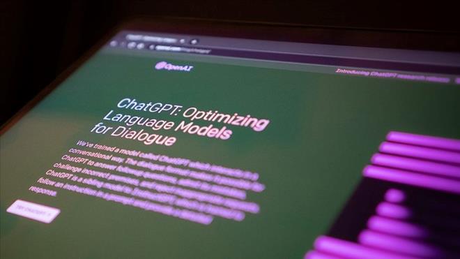 Byk veri setleri zerinde eitilmi olmas sayesinde, insanlar arasndaki doal dil iletiimini anlamak ve taklit etmek iin tasarlanmtr. Bu, modelin daha doru ve gvenilir cevaplar retmesini salar. zelletirilebilir bir model zerine kurulu olduu iin kullanclar, kendi verilerini kullanarak modeli eitebilir ve belirli bir konuda daha doru sonular elde edebilir. Global etkisini n plana karan oklu dil desteiyle, farkl dillerdeki metinleri anlayabilir ve cevap verebilir.