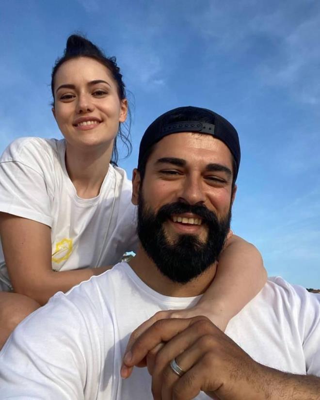2013 ylnda birlikte rol aldklar alkuu dizisinde tanan Fahriye Evcen ve Burak zivit ifti 2017 ylnda dnyaevine girdi. Karan adnda bir ocuklar olan ift Kerem adndaki oullaryla ikinci kez anne baba oldu.