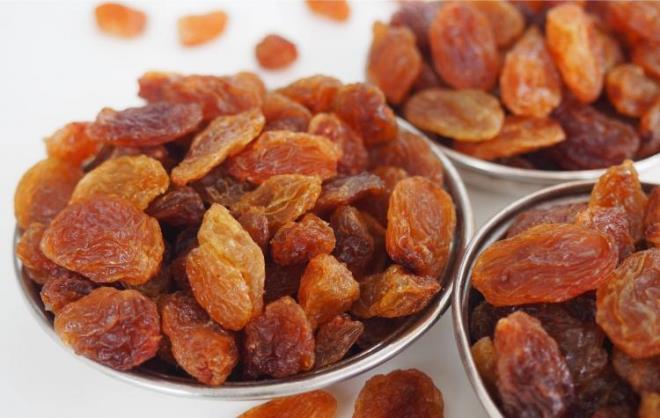 KURU ZM    Vcudun gnlk ihtiyac olan enerjiyi salayan en gl besindir. zellikle solunum yolu hastalklarnda birebir fayda salar. Gnde tketilen 8 tane kuru zm  hem yksek tansiyonu dengler hem de baklk sistemini iltihapli bakterilere kar korur.