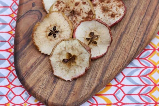 KURU ELMA    shal vcudun ar sv kaybna neden olan zehirli hastalklarndan biridir. Bir orba kasesi kuru elma ve yourt kartrarak tketildiinde ksa srede ishalin neden olduu zehir barsaklardan atlr. Sindirim dzenlenir. Ayrca bu karm uzun sre tok tutuundan zayflamak isteyenler iinde ideal bir besindir. Uzmanlar gn iinde bir kase tketilmesini tavsiye eder.