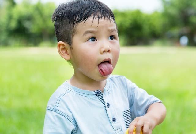 - En nemli belirtilerinden biri de ban ar terlemesi.    - Ar terlemenn dnda el ve kollarda ar, abuk yorulma ve srekli dme grlr.