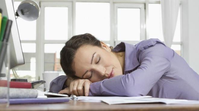 Uzun sreli a kalma kandaki eker orann azlatr. Vcut enerji depolarna yklenirken hamlar. Bu da uyku haline neden olur. Uzmanlar gn boyu bu durumu yaamak yerine bir saatlik uykunun tm gnn kazancna neden olabileceini aklad.