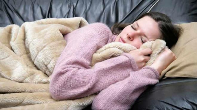 Ancak uzmanlar bir saatten fazla uyunmasn tavsiye etmez. Bu vcudun dengesini bozabilir.    len yaplan bir saatlik uyku ayrca sahurda da kalmaya yardmc olur. nk vcut dinlenme srecini gn iinde yaamtr.