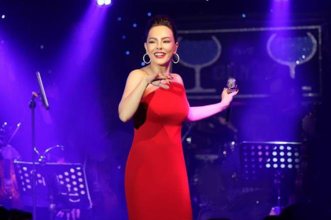 EBRU GNDE    stanbul ve Kbrs'ta konser verecek olan Ebru Gnde de toplam iki konserden 3 milyon TL kazanacak.