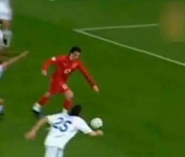 <p><b>2007 Yunanistan 1-4 Trkiye </b></p>    Euro 2004'n srpriz ampiyonu Yunanistan'la Atina'da oynanan mata, tribn dolduran Yunan taraftarlar 4. Dakikada 1-0 ne gemenin lgnl yayordu. Fatih Terim ynetimindeki Milliler Tuncay'la durumu eitliyor, Gkhan nal, Tmer ve Gkdeniz'in golleriyle matan 4-1 galip ayrlrken Yunanistan'a da sahasndaki en ac malubiyetlerden birini yaatyordu.