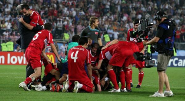 <p><b>Hrvatistan 2-4 Trkiye </b></p>    20 Haziran 2008.. Euro 2008'de mucizevi bir ekilde eyrek finale ykselen Trkiye; Hrvatistan ile karlam, normal sresi golsz sona eren man 120. dakikasnda gol yemesine ramen, 120+2'de Semih entrk ile ma penaltlara tamay baarmt.. Penaltlar sonucu rakibine 3-1, toplamda 4-2'lik stnlk salayan A Milli Takmmz; yar finale kmt.