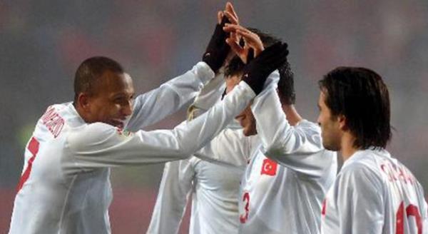 <p><b>Norve 1-2 Trkiye </b></p>    17 Kasm 2007.. 2008 Avrupa ampiyonas'na katlma umutlarn son maa tamas iin Norve'i mutlaka yenmek zorunda olan Trkiye, geriye dt ma Emre Belzolu ve Nihat Kahveci'nin golleriyle kazanarak unutulmaz bir zafer elde etmiti.