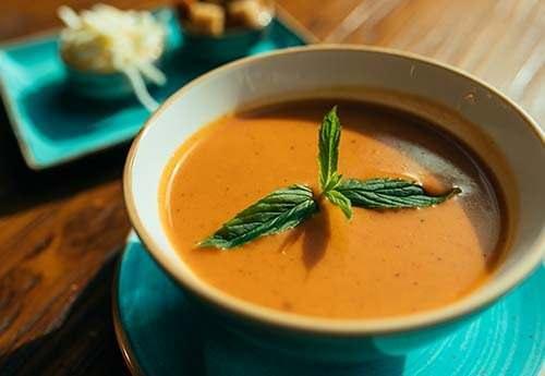 Pratik ve hzl oluuyla zellikle alan kiilerin mutfanda tercih ettii hazr orbalar, herkesin aklnda soru iareti brakyor: Hazr orba zararl mdr? Kolayca hazrlanan hazr orbalar, ne yazk ki besleyici deildir.