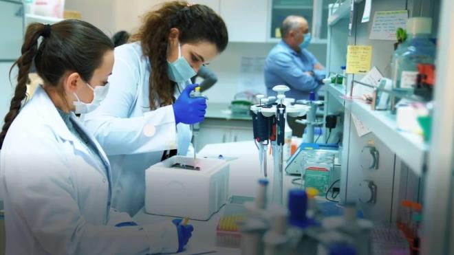 Metabolizmay altran detoks suyu iin spanak yapra, yarm yeil elma, biraz nane yapra, yarm salatalk ve birka damla limonu blendern ierisine aln. Tm malzemeler przsz olana dek gzelce blenderdan geirin.