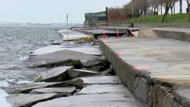 Prof. Dr. Dal, Grpnar sahilinde svlamaya dikkat ekerek, "Kuzey Anadolu fay hatt buraya yaklak 15 kilometre uzaklkta. Olas byk bir depremde bu sahil eridimiz ok daha byk zarar grebilir. Bu nedenle buralarda acil nlemler alnmas gerekiyor. Burada tsunami olayn da bekleyebiliriz ama tsunamiden ziyade bu sahilde svlama olay var. Svlamaya bal olarak da buras yaklak 1.5 metre daha denize doru kayacaktr. Olas deprem yaz aylarnda insanlarn sahilde yrd bir gnde yaanrsa vatandalarmz byk zarar grebilir. Dolaysyla burada acil nlemler alnmasn gerekiyor. Bu alandaki dolgularn daha kaliteli yaplmas lazm." dedi.