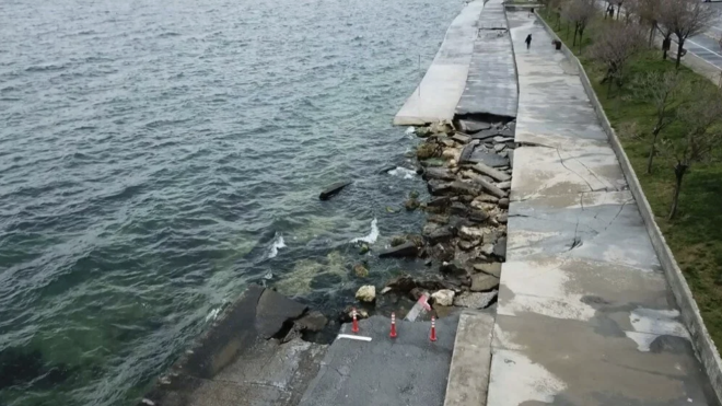 kmelerin devam ettii Beylikdz sahiline "svlama" uyars - 3    kmenin yaand bir blmn hemen yannda yer alan kafe ise dikkat ekti.    Kafenin denize yakn olan blmnde ortaya kan toprak kaymas da gze arpt.    Uzmanlar, sahil eridinde kmelerin nedenlerinden birinin beton dolgularn zemine uygun yaplmamasndan kaynaklandn syledi.