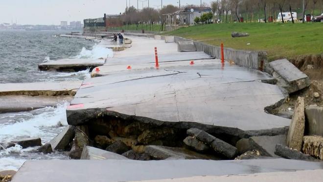 "KARDEMLE GEERKEN KORKUYORUZ"    Sahilde yry yapan Reit ahin, yry yolunun onarlmas gerektiini belirterek, "Annem biraz nce geerken korktu. Bu yola mdahale edilmesi lazm. Sabah yrye geldiimizde tehlikeli oluyor. Kardeimle geerken korkuyoruz, yry yolunda kme yaanm, yry yaplmasn engelliyor" ifadelerini kulland.      Bu arada Beylikdz Belediyesi, sahildeki kmelerle ilgili almalarn BB tarafndan yrtldn belirtti. BB ise srele ilgili aklama yapmad.