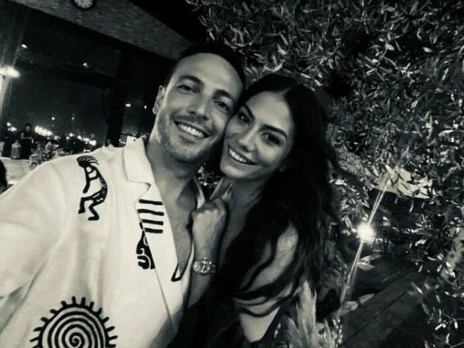 Snob Magazin zel haberine gre, Austos aynda evlenen Demet zdemir ile Ouzhan Ko, boanyor.