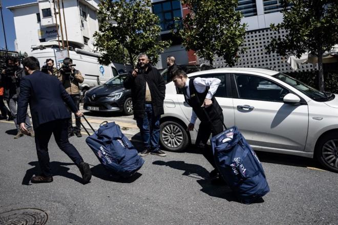 TAZYE MESAJLARI    Ituma'nn kulb Igor Gorgonzola, 18 yandaki voleybolcunun lmnden derin znt duyduklarn belirterek, taziye mesaj paylat.    Igor Gorgonzola takmnn Instagram hesabndan yaplan paylamda, "talyan voleybolcu Julia Ituma'nn zamansz lmn derin bir acyla duyuruyoruz. Trajedi gnn ilk saatlerinde yaand. Trk polisi, olayn dinamiklerini aratryor. Igor Volley, Julia'nn ailesinin ve sevenlerinin acsn paylayor ve taziyelerini belirtiyor. Kulp ve tm yeleri, soruturma sonulanncaya kadar bu konuda sessiz kalacaktr." ifadeleri kullanld.
