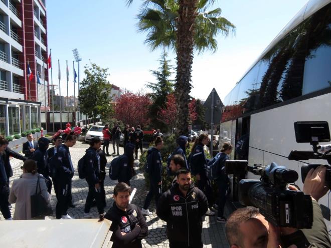 Sabah gazetesinden Yunus Emre Kavak, Arzu Kaya ve Mustafa Bakrhan'n haberine gre, hayatn kaybeden voleybolcunun telefonunda kendisini ektii bir fotorafn zerine "Gle gle ocuklar" anlamna gelen "Bye bye guys" yazd tespit edildi.