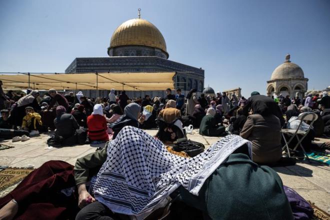gal altndaki Dou Kuds'n Eski ehir blgesi, Harem-i erif'e kan dar sokaklar ve arlarda "Mescid-i Aksa'da cuma namaz" younluu yaand.