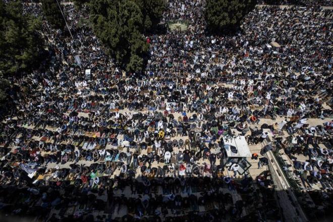 Harem-i erif'te her yl ramazan boyunca gnlk ortalama 10 bin Mslman ibadet ediyor, bu say cuma gnleri 250 bine kadar kyor.