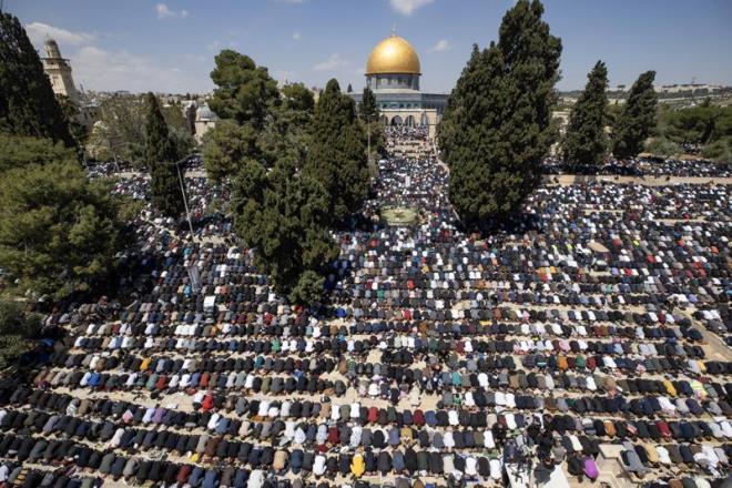 srail glerinin Mescid-i Aksa'ya dzenledii baskn srasnda Kble Mescidi'ndeki Filistinlilere iddet kullanarak mdahale ettii ve buradakileri darbettii grntler uluslararas tepkiye yol amt.