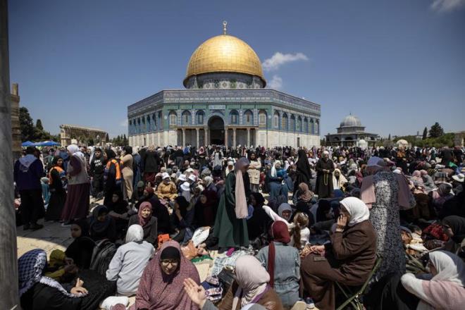 Mslmanlarn ilk kblesi Mescid-i Aksa'nn girii, evresi ve Eski ehir sokaklarnda srail polisinin younluu dikkati ekti.Mescid-i Aksa mam ve Hatibi eyh krime Sabri, verdii cuma hutbesinde, ramazann son on gnndeki Kadir Gecesi'nin faziletine iaret etti.