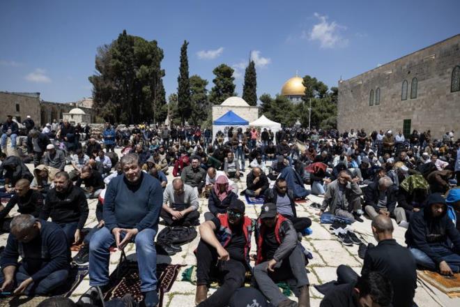 45 ile 55 ya aras Filistinli erkeklerin ise Mescid-i Aksa'ya ibadet etmeye gelebilmek iin zel izin almas art koulmutu.