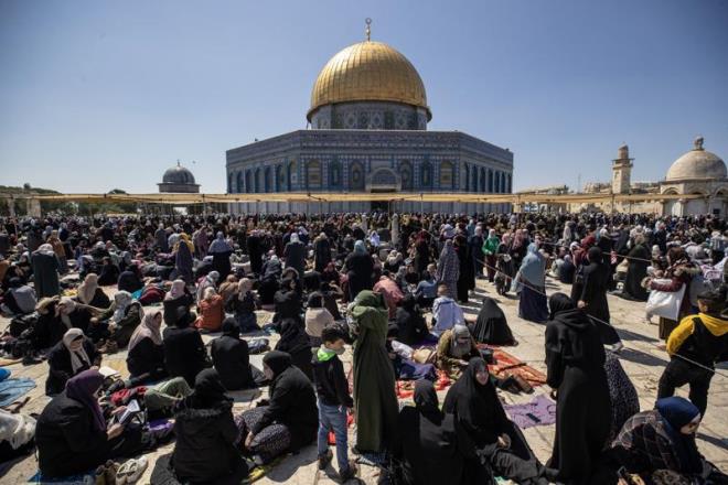Yetikin ve ocuk her yatan kadn ve erkek, Mekke'deki Mescid-i Haram ve Medine'deki Mescid-i Nebevi'den sonra en kutsal nc cami Mescid-i Aksa'nn bahe ve avlularn da doldurarak saf tuttu.