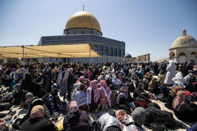 Kuds slami Vakflar daresinden yaplan yazl aklamaya gre, Aksa'da ramazan aynn drdnc cumasna 250 bin kii katld.Vakflar daresine bal onlarca gnll de tklm tklm dolan Harem-i erif'te ibadet dzeninin salanmas iin grev ald.