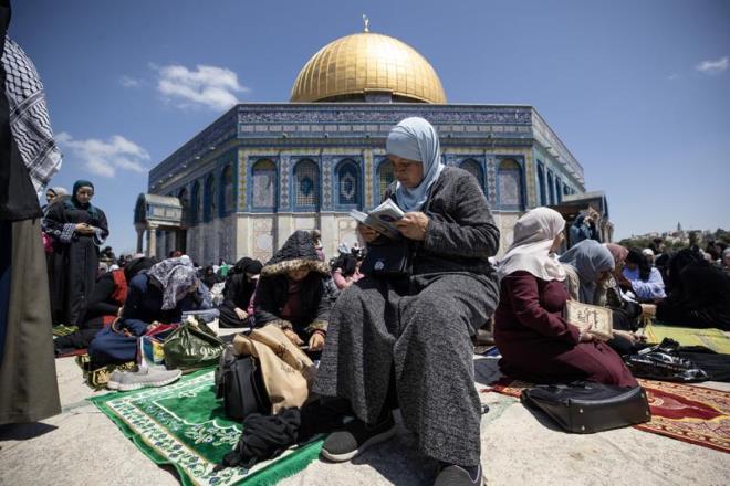 eyh Sabri, srail glerinin ramazan gnlerinde Mescid-i Aksa'ya basknlar dzenleyerek, onlarca Filistinliyi yaralad saldrlarna deinerek, igale kar Aksa'y doldurmann nemini vurgulad.Aksa'nn srail askerleri tarafndan "defalarca vahice saldrya uradna" dikkati eken eyh Sabri, bu saldrlara kar Aksa'da "ibadet ederek ve itikafa girerek gnll nbet tutanlar ve sebat edenlerden" vgyle sz etti.