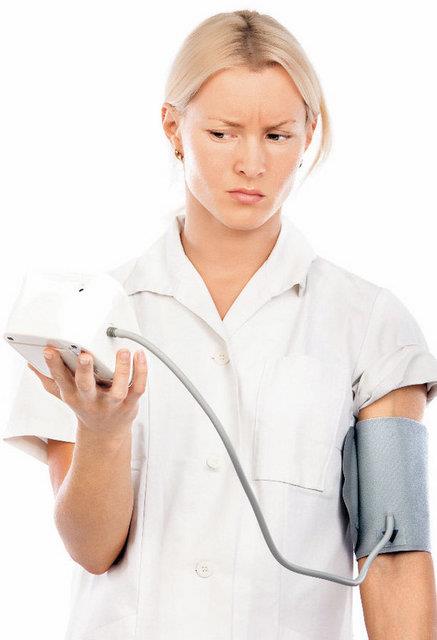 Hipertansiyon varlnda en sk dile getirilen belirtiler ense blgesinde younlaan rahatszlk verici ba ars, kulaklarda nlama, bata dolgunluk hissi, ba dnmesi, ayaklarda dem, arpnt, kalp atlarnn kuvvetli olarak hissedilmesi, zaman zaman burun kanamalar, konsantrasyon bozukluu, konumada ve grmede zorluk olarak sralanyor. Baz hastalarn tansiyonu ok yksek olduu halde hibir ikyeti yokken, baz hastalarda kan basncndaki hafif bir ykselme bile ciddi ikyetler yaratyor.