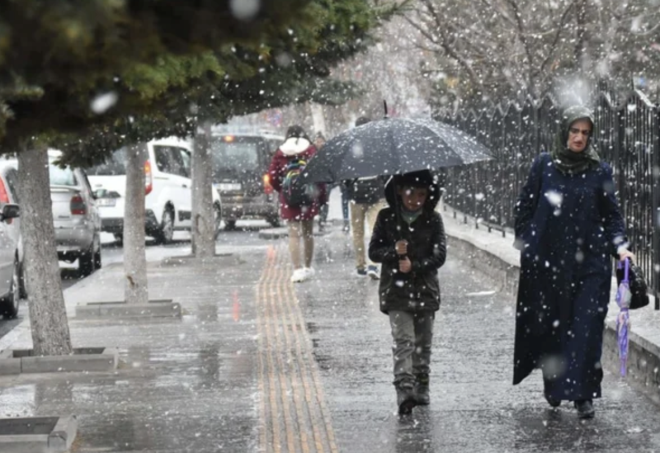 "u anki tabloda ayn son 3'te 1'lik ksmnda iyi bir scak gelse bile zaten ancak normalleri yakalayacaz. nk bu dnemin normali stanbul iin rnek veriyorum; bu dnemdeki normali 17 derece, bakn gnlerdir 10 derece. Normalin 10 derece de altna inebilir, 15 derece de stne kabilir. Biz srekli bunu yaaynca mevsim deiiyor. Yani nisan bahar aylarndan kp k mevsimlerinden bir aya dnm oluyor.