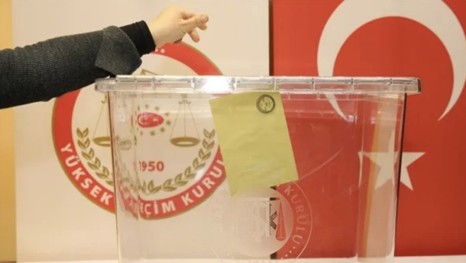 Optimar Aratrma Bakan Hilmi Tademir, AHaber canl yaynnda anketlerdeki son durumu paylat.Cumhurbakan Erdoan'n nde olduunu belirten Tademir, "lk kez oy kullanacak kararszlarn burada byk resmi grp tekrar Erdoan'a yneldiini gryoruz." dedi. te son ankette son durum ve Tademir'in aklamalar: