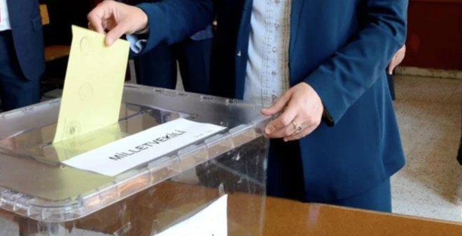 Bizim elimizdeki veriler unu gsteriyor; ilk kez oy kullanacaklarn yzde 23,22'si Cumhurbakan Erdoan'a oy veriyor. Yine 23,05 ise Kemal Kldarolu'na oy atyor. Burada durum baa ba.