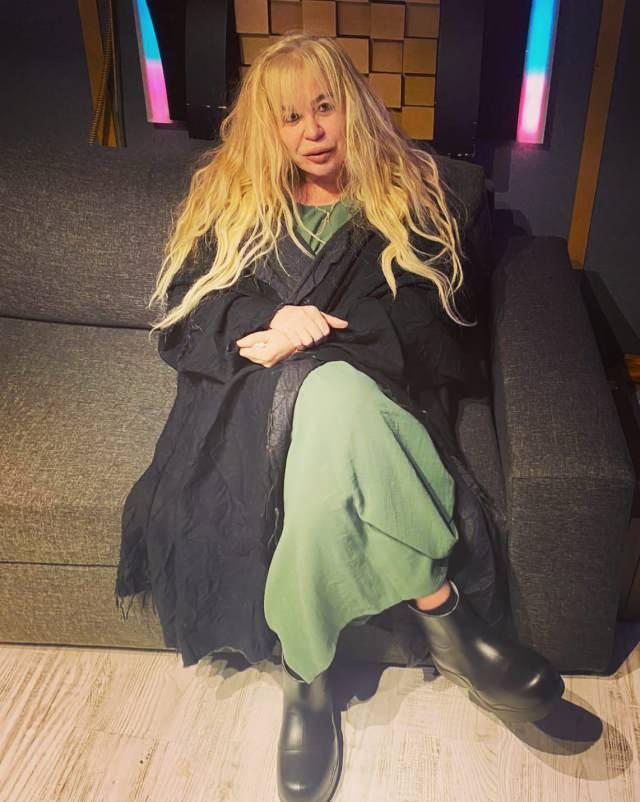 Bir sredir gzlerden uzak yaayan baarl sanat Zerrin zer, Haziran 2022'de mzii braktn akladktan birka ay sonra mzie geri dnd. Zaman zaman paylamlaryla konuulan zer, uzun sredir saklad hastaln aklad.