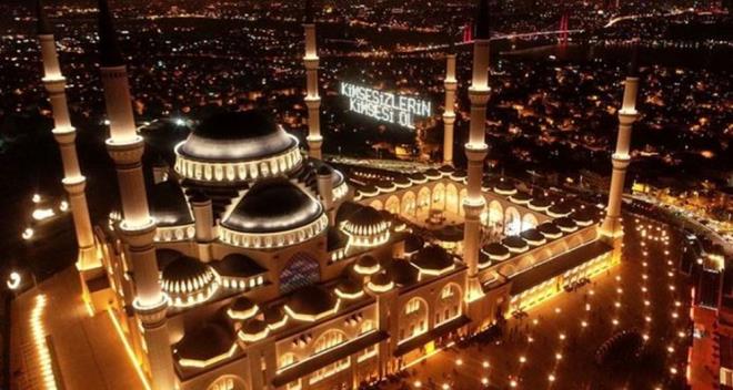 Bin aydan daha hayrl olan Kadir Gecesi bu yl 17 Nisan Pazartesi gn idrak edilecek. Bir Kadir Gecesi'ne daha ulamann mutluluunu yaayan vatandalar, kalplerinden geen dilek ve dualar Kadir Gecesi mesajlar araclyla paylayor.