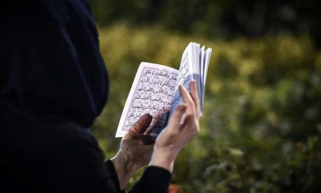 "Varl ebedi olan, merhamet sahibi, adaletli Yce Allah kendisine dua edenleri geri evirmez Dualarinizin Rabbin yce katina iletilmisine vesile olan Kadir Geceniz mbarek olsun."  <br>  "O gece tan yeri aarana kadar esenliktir." Kadir SuresiKadir Gecemiz Mbarek Olsun.."  <br>  "Avularn geri evrilmeyecei o gnde gecemizi hakk ile eda edebilenlerden oluruz inallah"