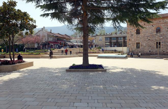 Tarihi doku ne kt<br>  Etraf Cumhuriyet Caddesi, Geyve Han, Ticaret Borsas, Fidan Han, Erturul Bey Camii ve Yorganclar ars ile evrili olan Erturulbey Meydan?nda zemin deme talarndan kent mobilyalarna kadar yaplan kapsaml dzenleme almalar ile blgenin tarihi dokusu daha da n plana karld. Proje kapsamnda 1 adet kafeterya, kafeterya ak alan, tuvaletler, amfiler, yeil alan ve sert zeminler ile birlikte toplam 3.500 metrekare alan tmyle elden geirildi. Kafeterya ve tuvaletlerin st gezilebilir teras eklinde dzenlenirken, yeil alan ve oturma birimleriyle yaplarn st kotlar da deerlendirildi.