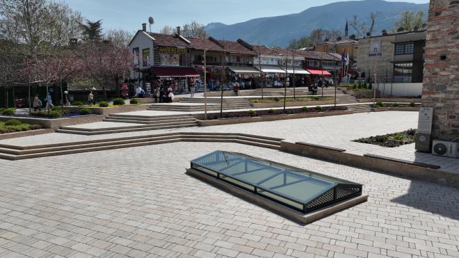 Blgeye deer katt<br>  Bursa Bykehir Belediye Bakan Alinur Akta, devam eden arba Kentsel Dnm Projesi yannda Tarihi ar ve HanlarBlgesi?ni bir btn olarak ele aldklar syledi. Erturulbey Meydan?nda yaplan dzenlemelerin de blgeye deer kattn ifade eden Bakan Akta, ?Cumhuriyet Caddesi ile tarihi ary birbirine balayan Erturulbey Meydan?nda yaplan almalarla blgedeki han ve ar gibi tarihi dokunun daha da alglanr olmas saland. Ayrca zemin dzenleme ve kent mobilyalaryla birlikte meydan tarihi blgeye ayr bir deer katt? dedi.