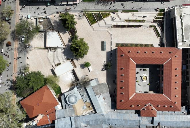 Meydan zemininin alt kotunda yer alan Bitinya dnemine ait yaklak 2300 yllk mezar odasnn stnde zemin demesinde braklan aklk cam ile kaplanarak tarihi yapnn grnr hale gelmesi saland. Proje ile Erturulbey Meydan, tarihi ary gezen vatandalarn soluklanaca ayrcalkl bir alana dnt.