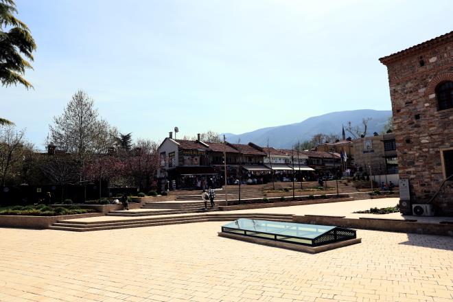 Bursa?nn UNESCO Dnya Miras Listesi?nde yer alan deerlerinden biri olan Tarihi ar ve Hanlar Blgesi, Bykehir Belediyesi?nin yatrmlaryla gerek deerine kavuuyor. 14 han, 1 bedesten, 13 ak ar, 7 st rtl ar, 11 kapal ar, 4 pazar alan, 21 camii, 177 sivil mimarlk rnei yap, 1 okul ve 3 trbe ile tam bir ak hava mzesi olan Tarihi ar ve Hanlar Blgesi?nde tarihi dnm hzla devam ediyor. arba Kentsel Tasarm Projesi ile blgeye 9 bin metrekaresi yeil alan olmak zere 20 bin metrekare alan kazandracak olan Bykehir Belediyesi, dier taraftan Erturulbey Meydan?ndaki dzenleme almalarn da tamamlad.