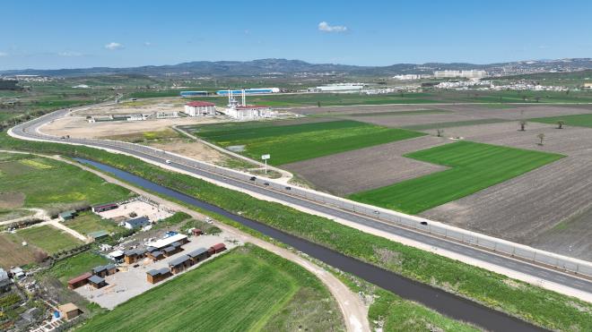 Ala gn sayyor<br>  Yolda imalatn tamamlanmasnn ardndan Tarm Peyzaj A.. ekipleri yeillendirme ve peyzaj almalarna balad. Yol zerindeki 16 bin metrekarelik alanda yeillendirme yaplrken, bu kapsamda 280 adet hlamur aacnn dikimi yapld. Aa dikimi devam ederken, ehir Hastanesi Kava iin de tasarm projesi gelitirildi ve uygulamasna balanacak. Alanda sulama toprak alt damlama sistemleri ile yaplacak. Toprak tesviyesi yapldktan sonra rulo im serimi ile yolun yeillendirilme ilemleri de tamamlanm olacak.