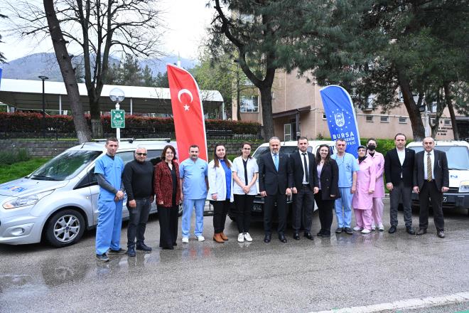 Yalnz deilsiniz<br>  Bursa Bykehir Belediye Bakan Alinur Akta, huzurevinde dzenledii basn toplantsnda Yaren Projesini kamuoyuna tantt. Aile ve Sosyal Hizmetler l Mdr Muhammer Doan?n da katld toplantda konuan Bakan Akta, ?Dnyada 60 ya ve zerindeki insanlarn says hzla artmakta ve artamaya devam edecei ngrlyor. lkemizde yal nfusun toplumdaki oran 2021 yl verilerine gre yaklak yzde 4,66 iken 2030'larda bu orann yzde 6 olmas bekleniyor. Yallk; ocukluk, genlik, erikinlik gibi hayatn doal evrelerinden biridir. Bykehir Belediyesi olarak sosyal hizmet uygulamalarnda ocuk, gen, yal, engelli tm kii ve gruplara ynelik yeni hizmet modellerini hayata geirmek iin canla bala alyoruz."