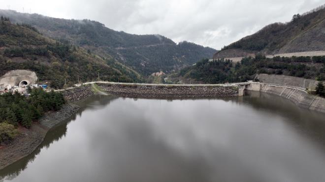 Rehavete kaplmak yok<br>  Bursa Bykehir Belediye Bakan Alinur Akta, Meteoroloji Genel Mdrlnn Standart Ya ndeksi Metodu ve Normalin Yzdesi Metodu'na gre hazrlanan 2023 Ocak ay meteorolojik kuraklk haritasnda Bursa?nn da olaanst kuraklk tehlikesi altnda gsterildiini hatrlatt. ubat aynda Nilfer Baraj?nn dip yaptn, Doanc Barajndaki seviyenin de yzde 24?e kadar dtn dile getiren Bakan Akta, ?ok kr nisan yamurlar imdadmza yetiti. Yalar devam ediyor ve bir sre daha devam edecek gibi. Doanc?da seviye yzde 60?a ulat. Kar sularnn da erimesiyle seviyenin daha da ykselmesini bekliyoruz. nallah bu yaz da sorunsuz bir ekilde geirmeyi hedefliyoruz. Ancak bu tablo rehavete yol amamal. sraf etmeme ve tasarruflu kullanm noktasnda her bir birey zerine deni yapmal? dedi.
