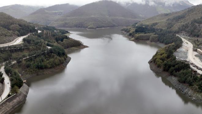 Byk tasarruf<br>  Halen 1 milyon 500 bine yakn aboneye salkl ime suyunu ulatran BUSK, 1995 ylnda baraj suyunun ancak yzde 35?ini vatandalara ulatrabiliyordu. Barajdan kan suyun yzde 65?i ise ime suyu hatlarnn yetersizlii nedeniyle kayp-kaak olarak kaytlara geiriyordu. Son 28 ylda yaplan altyap yatrmlar ile merkez ilelerde ime suyundaki kayp oran yzde 20?ler seviyesine indi ve BUSK, kayp kaaklarn nlenmesinde Trkiye birincisi oldu. Eer kayp kaakla bylesi etkin mcadele edilmeseydi, mevcut 2 baraja ilave olarak 3 baraja daha ihtiya duyulacakt. Bir baka deile yenilenen altyapyla birlikte 28 ylda 3 barajlk su tasarrufu salanm oldu.