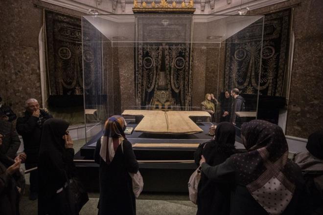 Hz. Peygamberin vasiyeti zerine Veysel Karani'ye braklan nemli kutsal emanetlerden biri olan Hrka-i erif'e vatandalar Kadir Gecesi'nde youn ilgi gsterdi.