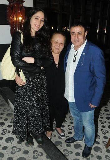 "ZATEN MAHMUT TUNCER DYE BR ADAM VAR"    Tuncer soyadn kullanmama sebebini aklayan nl isim "Sadece sahnede kullanmyorum. Bir gn mr Sabuncuolu'yla yemee gittik. Onun aklna gelen bir fikirdi. "Zaten Mahmut Tuncer diye bir adam var. Sen sadece Gizem ol" dedi. Bana da mantkl geldi o an, yle kald." dedi.