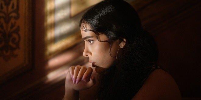 Konservatuar mezunu olan nl arkc ayn zamanda oyunculukla da yakndan ilgileniyor.