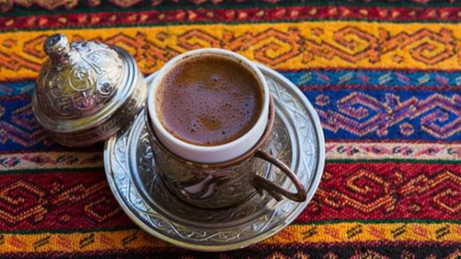 FAYDALI ETKLER  <br>  Bilim insanlarnn aklamalar sadece olumsuz ynde deil, olumlu ynde de mevcut. Nitekim a karnna iilen kahvenin beyin salna zarar olsa da, normal zamanlarda iilen iecein faydalar u ekilde;  <br>  *Zekay glendirir ve enerji dzeyinin artmasna yardmc olur.  <br>  *Ya yakmn arttrr.  <br>  *Alzheimer ve Parkinson hastalklarna kar korur.  <br>  *Baklk sisteminin glenmesine yardmc olur.  <br>  *Diyabet riskinin azalmasna yardmc olur.  <br>  *Kalp hastal riskinin azalmasna yardmc olur.