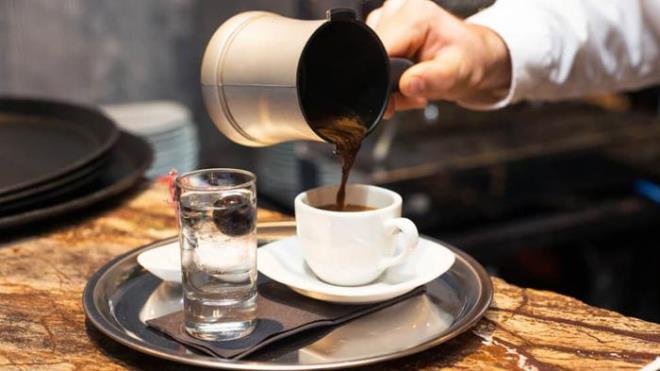 BLM NSANLARI BEYN SALII N UYARDI<br>    Kltrmzn vazgeilmez elerinden biri olan Trk kahvesi, a karnna tketildiinde beyin sal asndan olduka zarar tekil ediyor. Bilim insanlar tarafndan yaplan aratrmalarda, a karnna tketilen Trk kahvesinin kandaki eker kontroln altst ederek, sinir sistemine zarar verdii grld. Ayrca bilim insanlar tarafndan yaplan incelemeler sonucunda, a karnna tketilen Trk kahvesinin beyin salna da zarar verdii oraya kt.